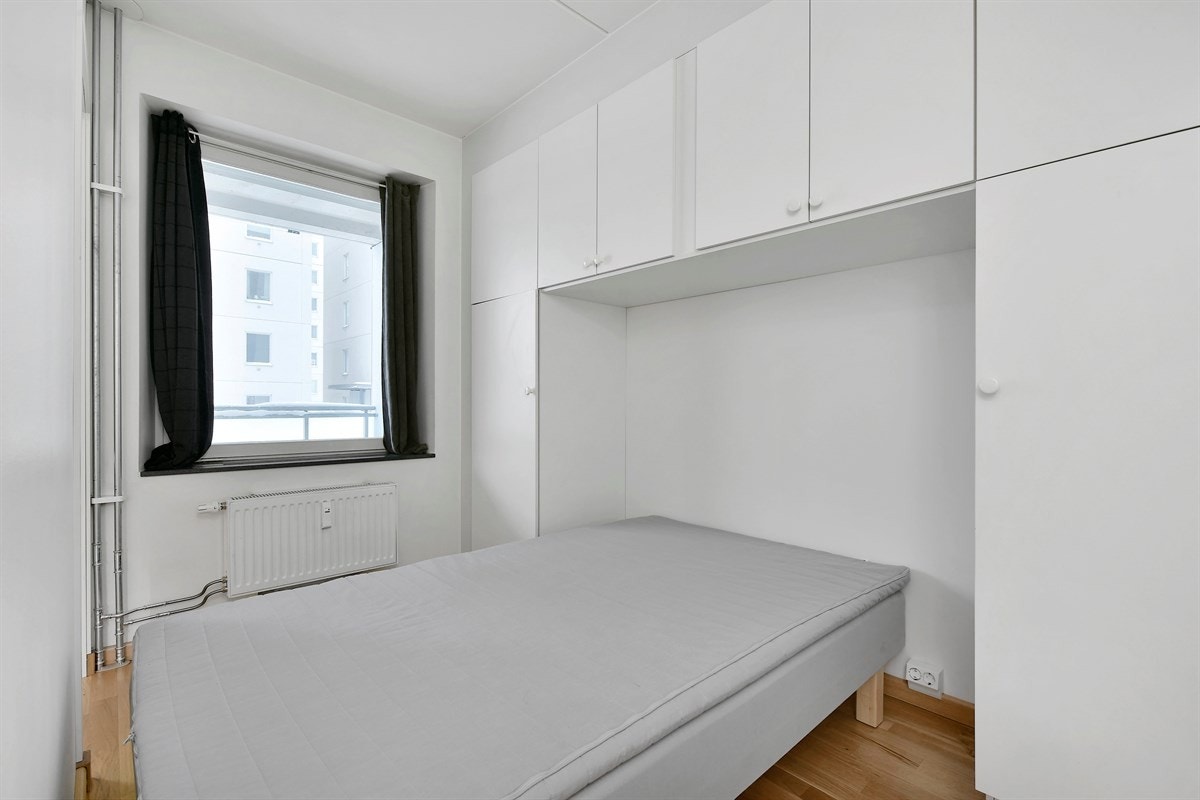 Leiligheten har ett fint soverom med tilhørende garderobeløsning. Boligen har for øvrig god lagringsplass med blant annet bod/garderoberom direkte tilknyttet entré, to små kott på balkong og privat sportsbod i felles kjeller. Galleribilde