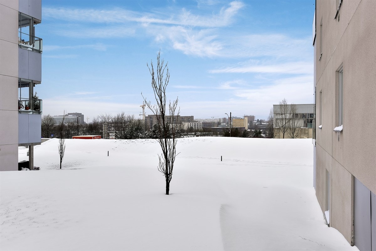 Området gir mulighet for offentlig kommunikasjon via buss og T-bane, hvorav nærmeste holdeplass er Lundliveien og ligger ca. 3 minutter å gå fra boligen. Galleribilde