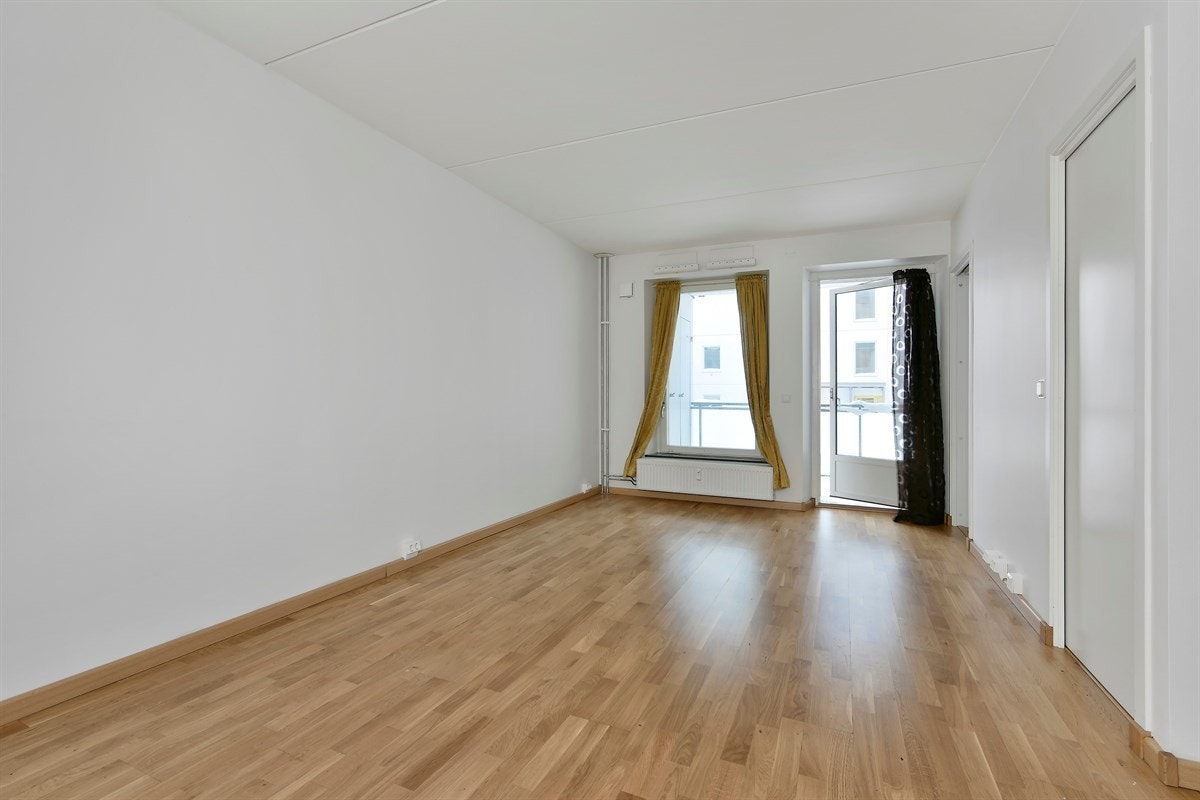 Leiligheten har en romslig stue med spisedel og åpen kjøkkenløsning. Rommet har parkett på gulv og radiatorvarme. Galleribilde