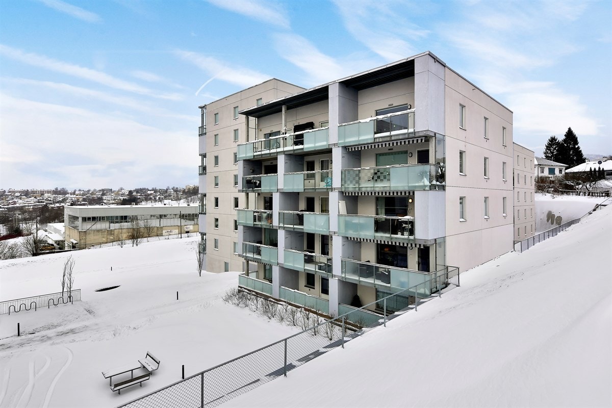 Leiligheten er oppvarmet med sentralvarme fra fjernvarmeanlegg og radiatorer og elektriske varmekabler på bad. Borettslaget får levert kraft til fellesanlegg med individuelle målere på radiatorene og varmtvann. Galleribilde