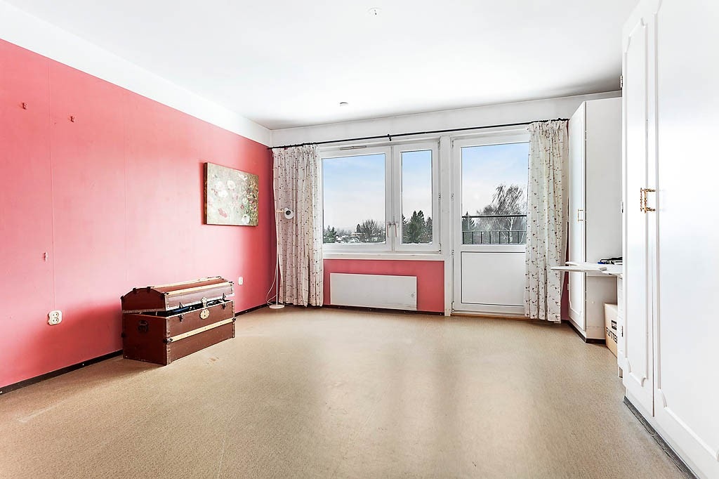 Soverom med garderobeskap og utgang til balkong Galleribilde