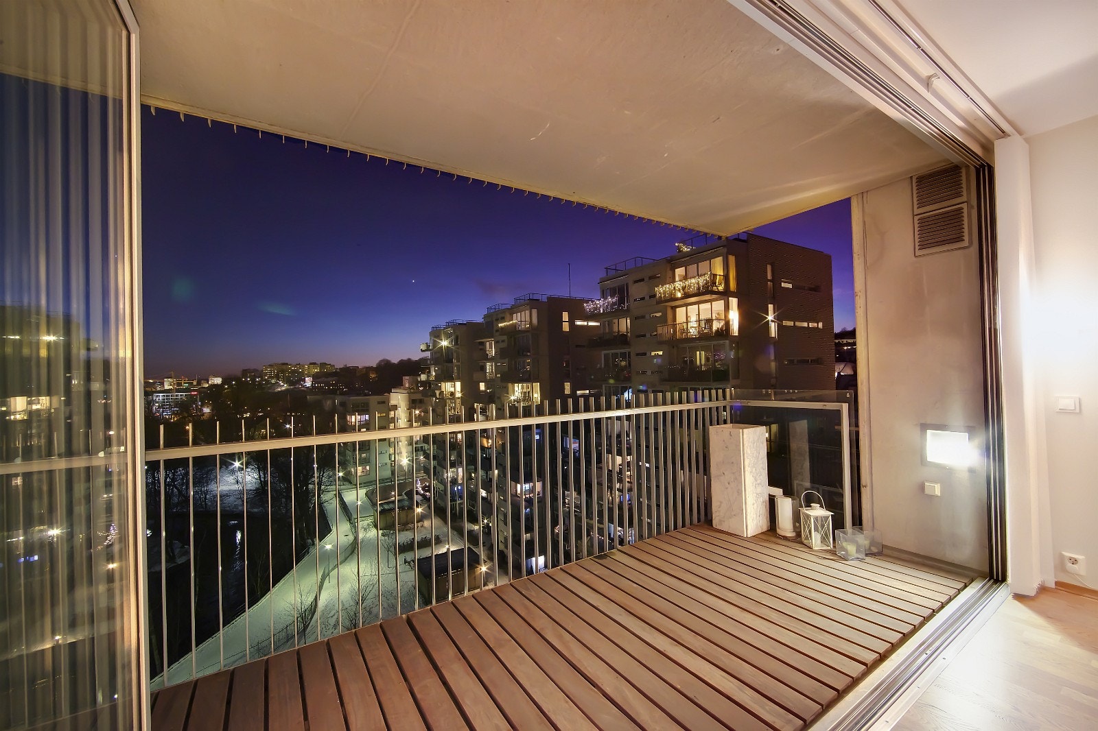 Hele veggen mot balkongen kan trekkes til side Galleribilde