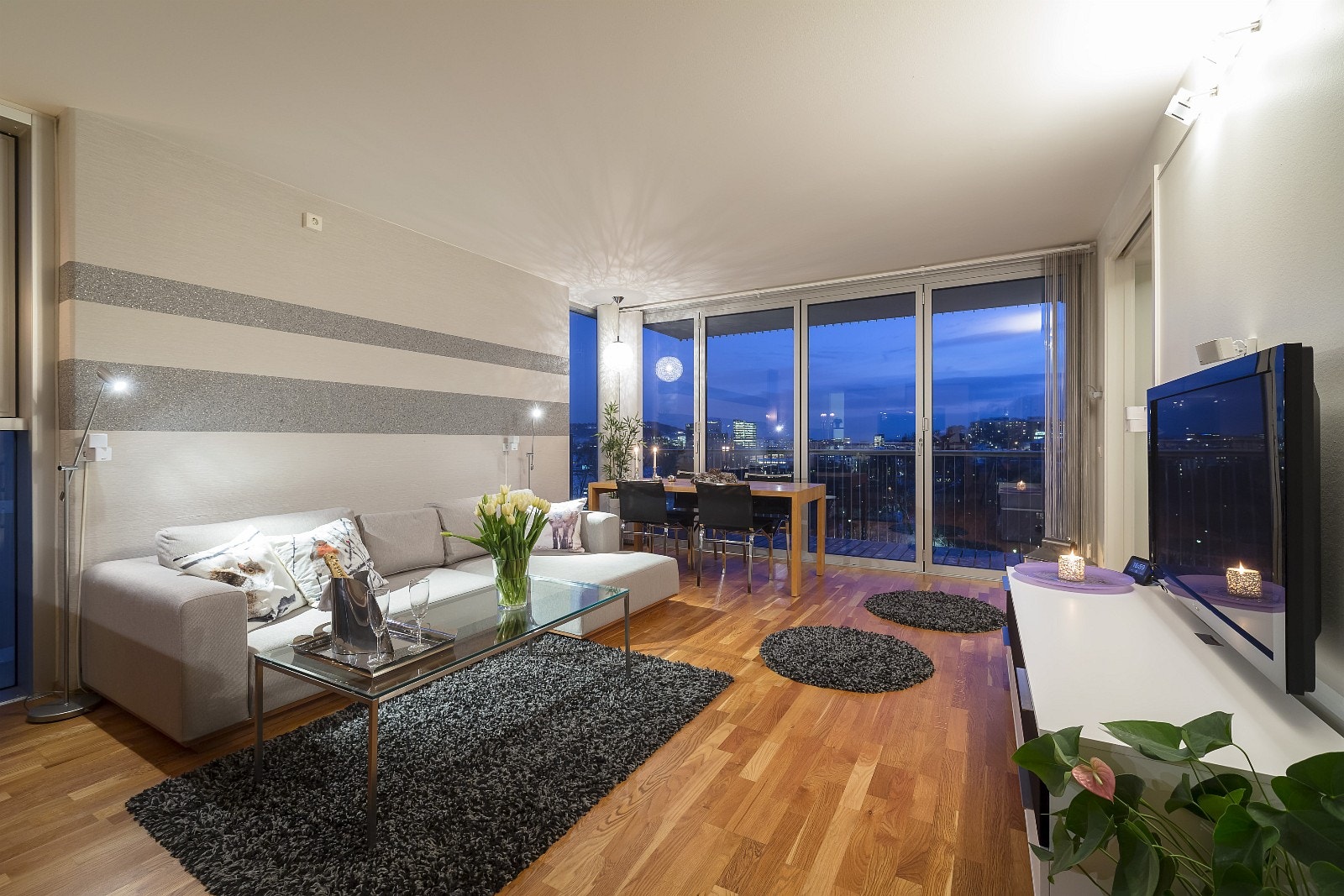 Veggen mot balkong kan trekkes helt til side Galleribilde