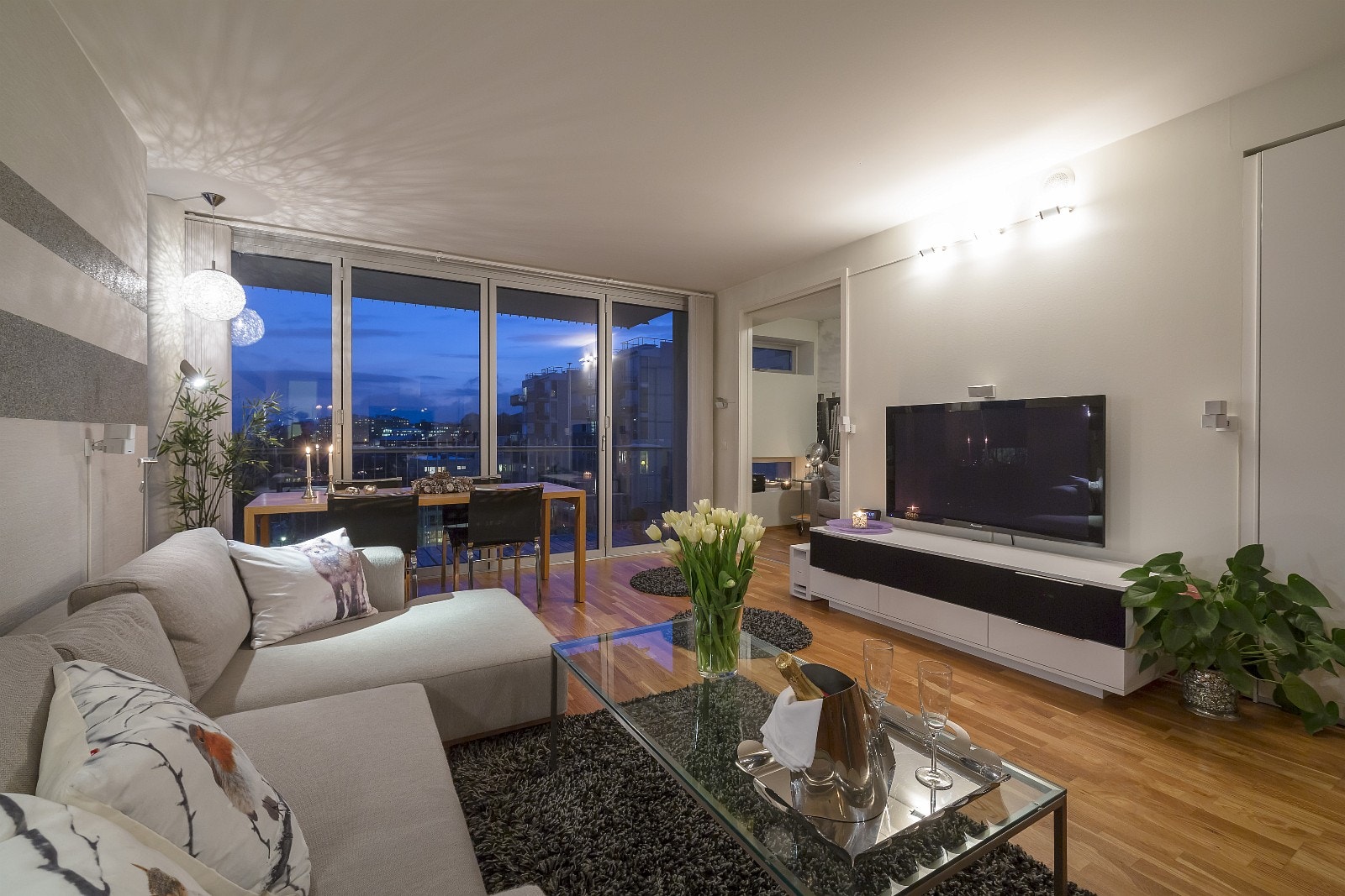 Veggen mot balkong kan trekkes helt til side Galleribilde