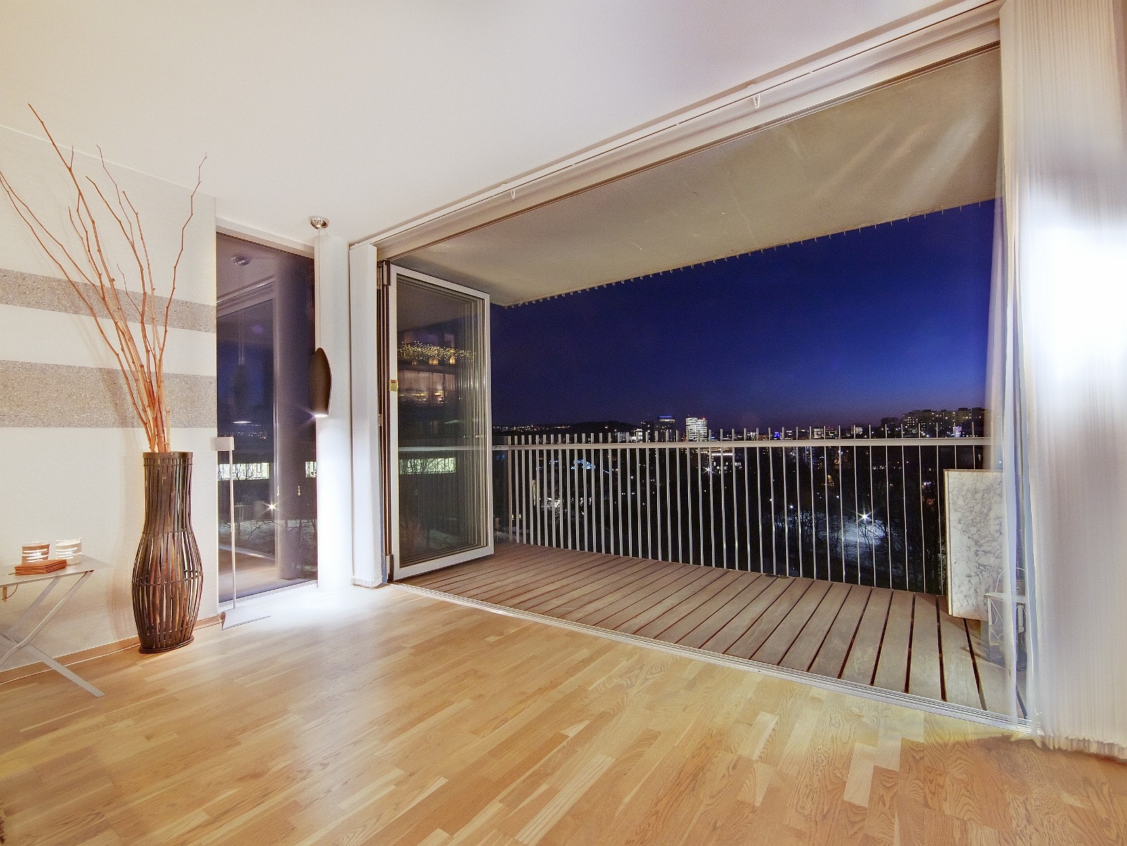 Hele veggen mot balkongen kan trekkes til side Galleribilde