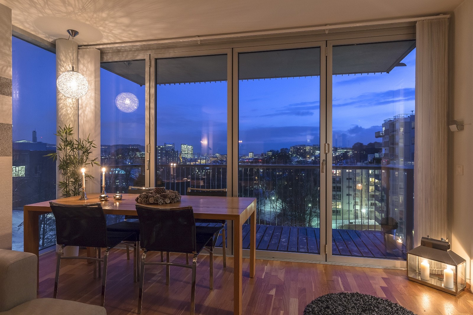 Veggen mot balkong kan trekkes helt til side Galleribilde