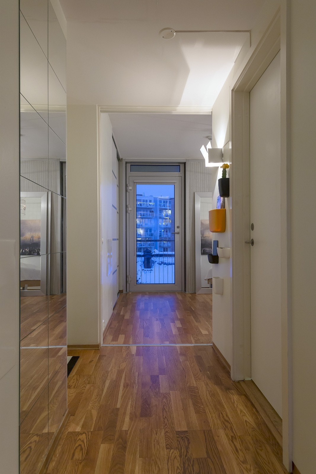 Gang/entré med god garderobeplass Galleribilde