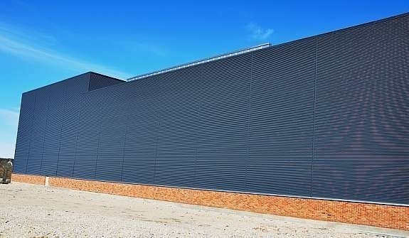 Bygg B og C (sør).
55 m vegg med valgfri plassering av porter. Nivå på uteareal kan tilpasses bruk av kjørerampe (2000 m2 planert uteareal) Galleribilde