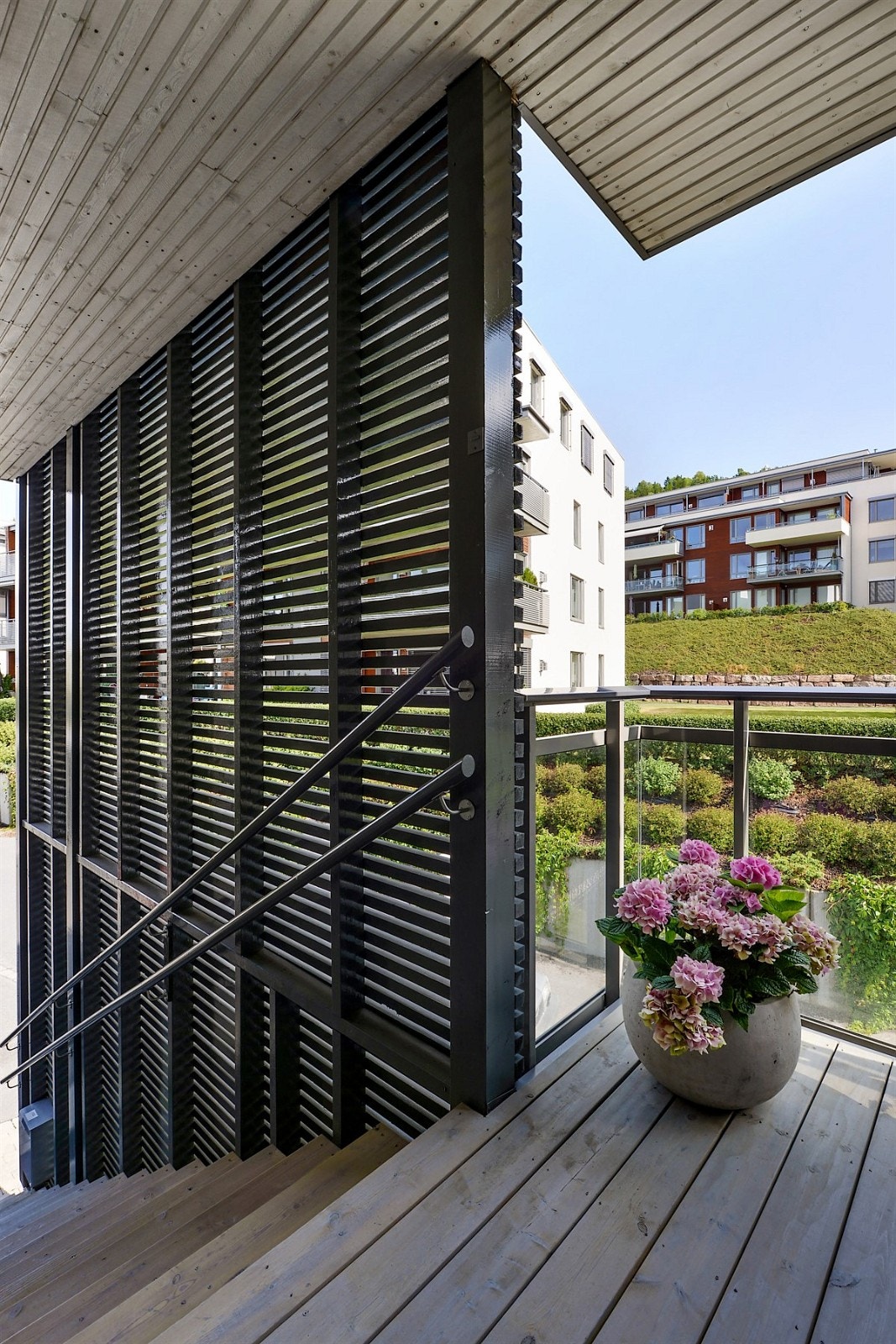 Inngangsparti med egen utvendig bod. Kort vei til kollektivtransport som buss og tog. Galleribilde