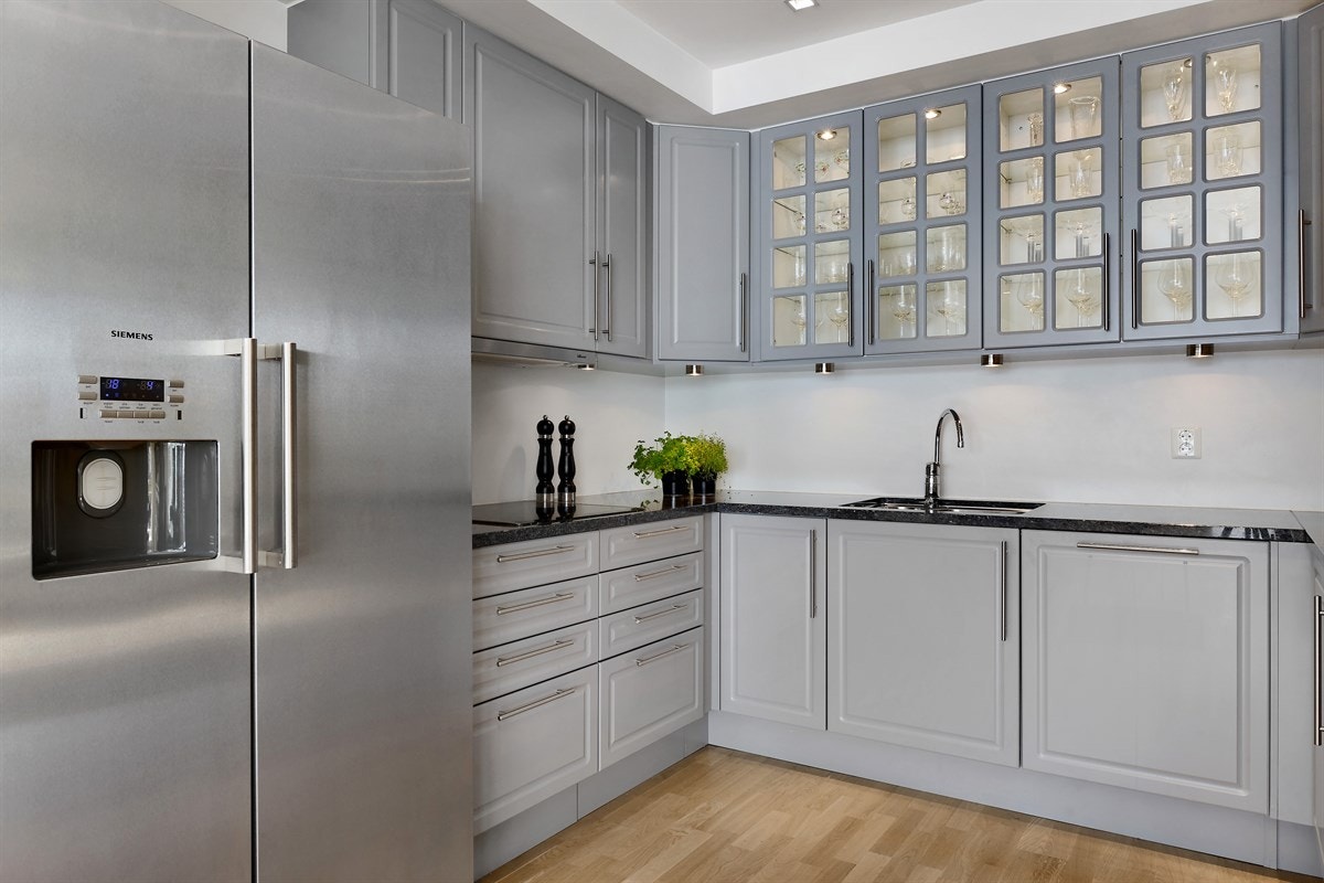 Delikat kjøkken med benkeplate av polert granitt. Galleribilde