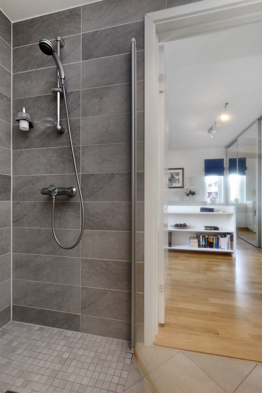 Inngang fra soverommet og til privat bad. Galleribilde