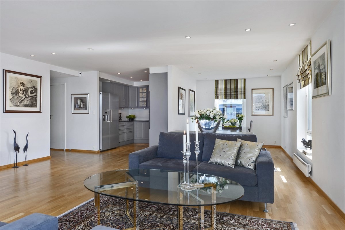 Herlig åpen planløsning når det gjelder stue med utgang til terrasse, spisestue og kjøkken. Galleribilde