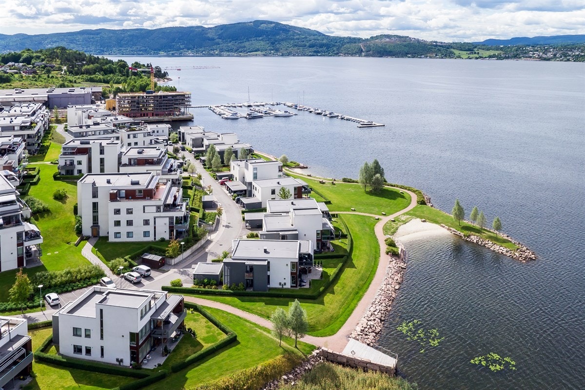 Leiligheten har en fantastisk panorama fjordutsikt, stor sørvestvendt takterrasse på 25 kvm, sol fra morgen til kveld, 1 carport og muligheter for båtplassleie. Eier vurderer også å selge en ekstra garasjeplass og en ekstra bod etter nærmere avtale. Galleribilde