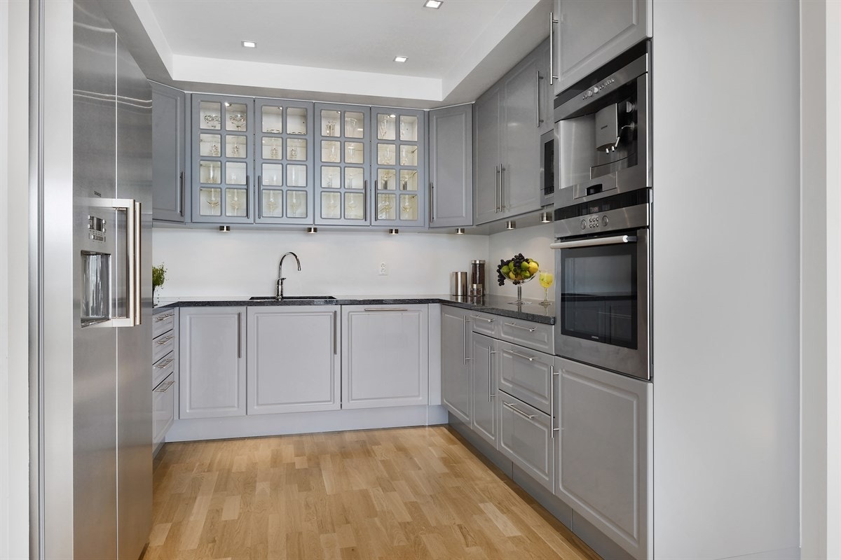 Påkostet HTH kjøkken med god skapplass. Galleribilde