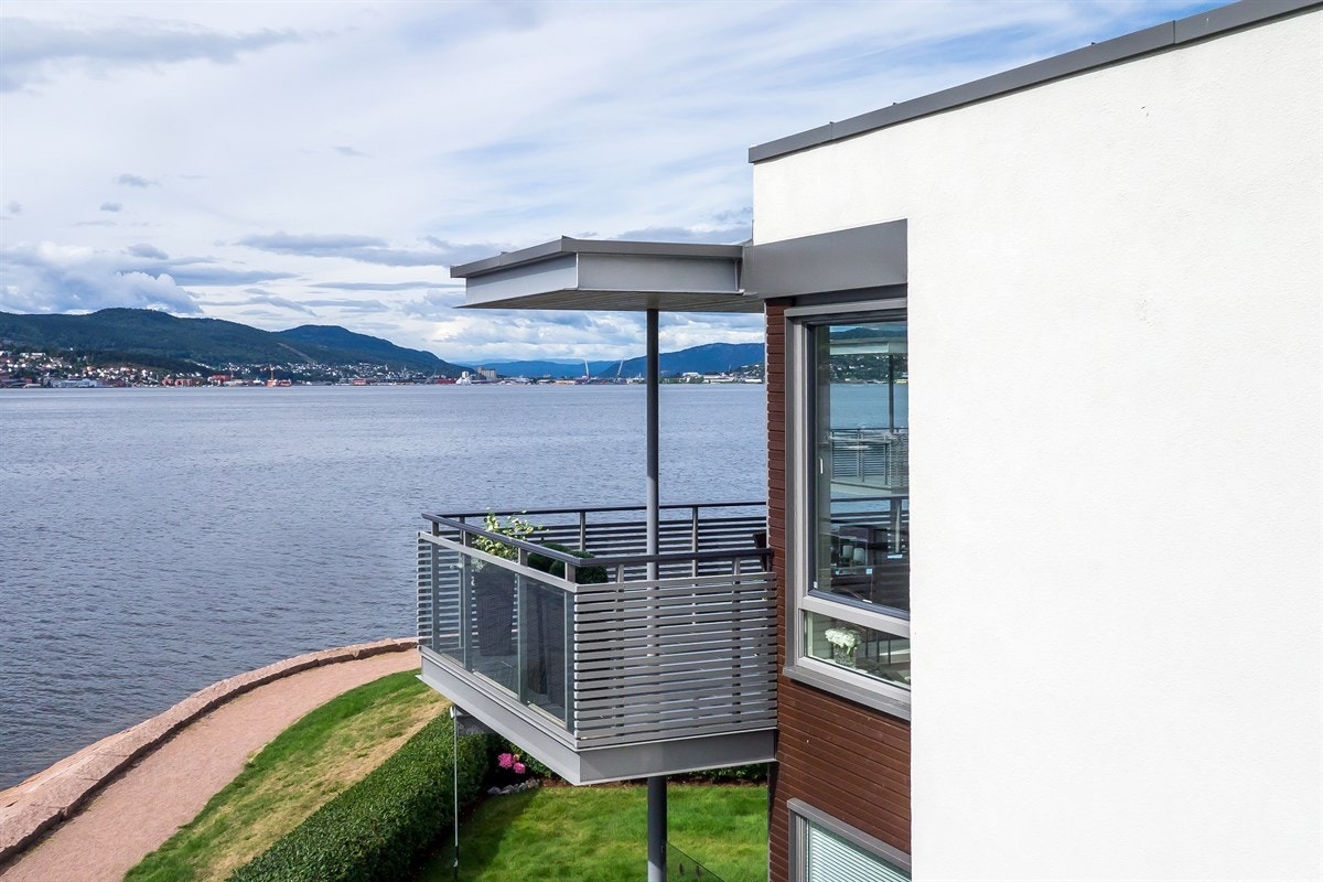 Stor sørvestvendt takterrasse (25kvm) med mye sol og lyd av bølgeskvulp. Galleribilde