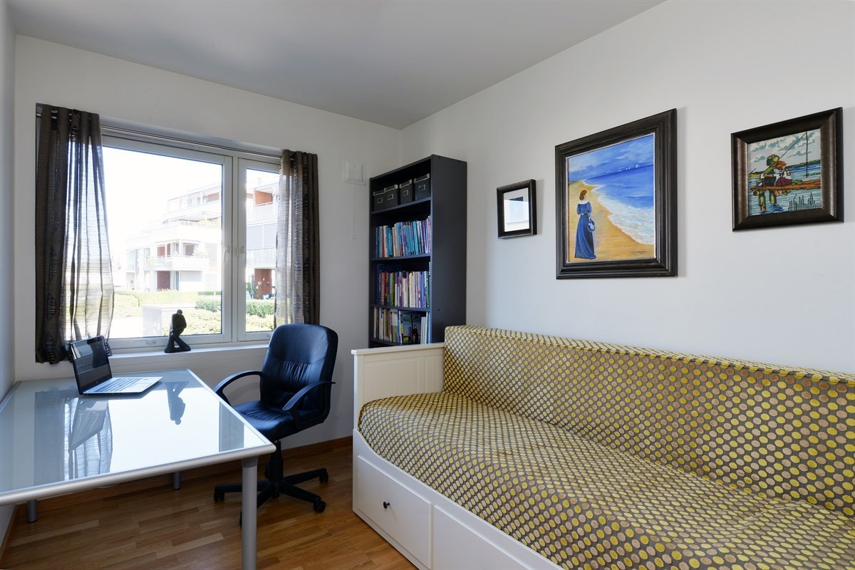 Soverom 3/kontor med garderobe med speilfronter. Galleribilde