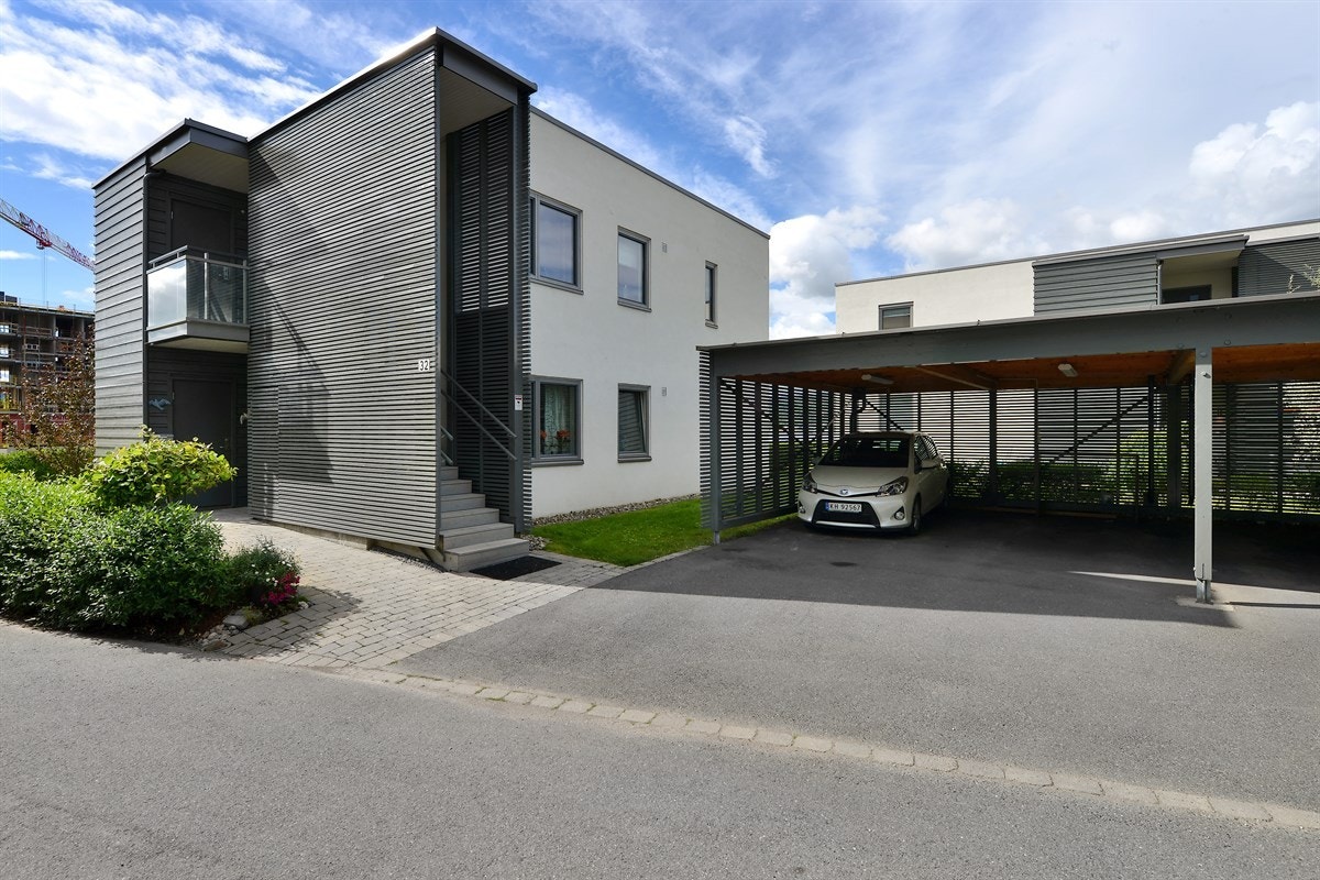Egen carport med lys og strømuttak. Utvendig bod i tillegg til felles sykkelbod. Galleribilde