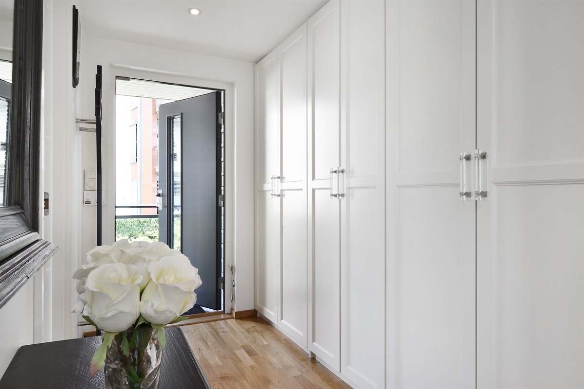 Spesiallaget garderobeskap i gang. Galleribilde