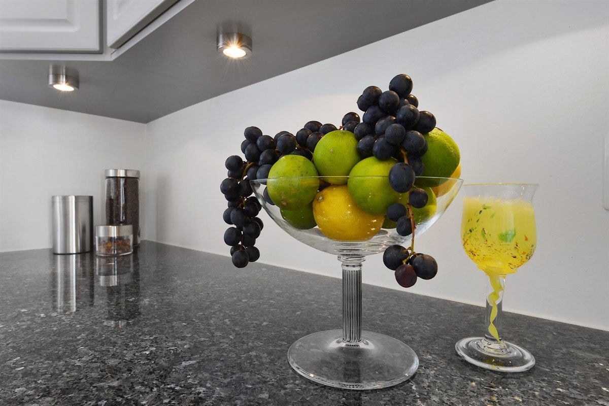 Benkeplate av polert granitt. Galleribilde