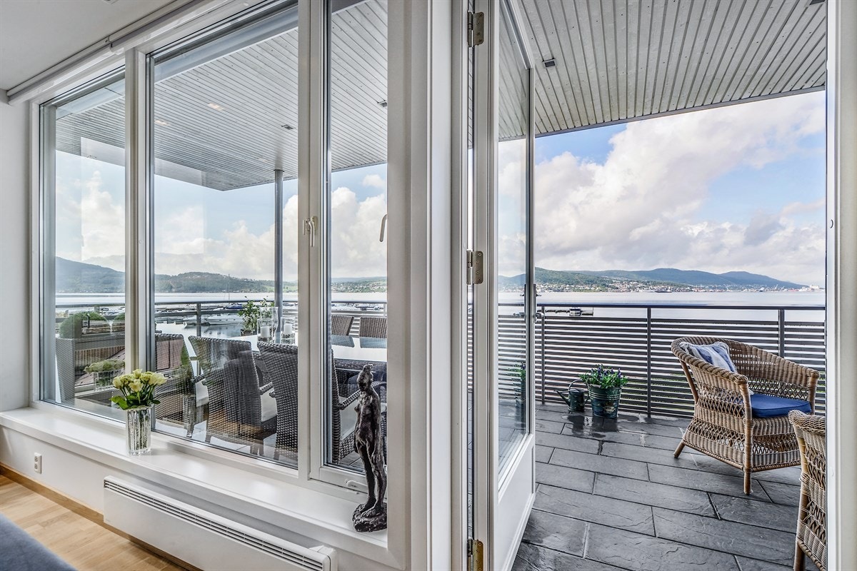 Fra stuen er det utgang til en meget stor terrasse med en utrolig panorama fjordutsikt og sol fra morgen til kveld. Galleribilde