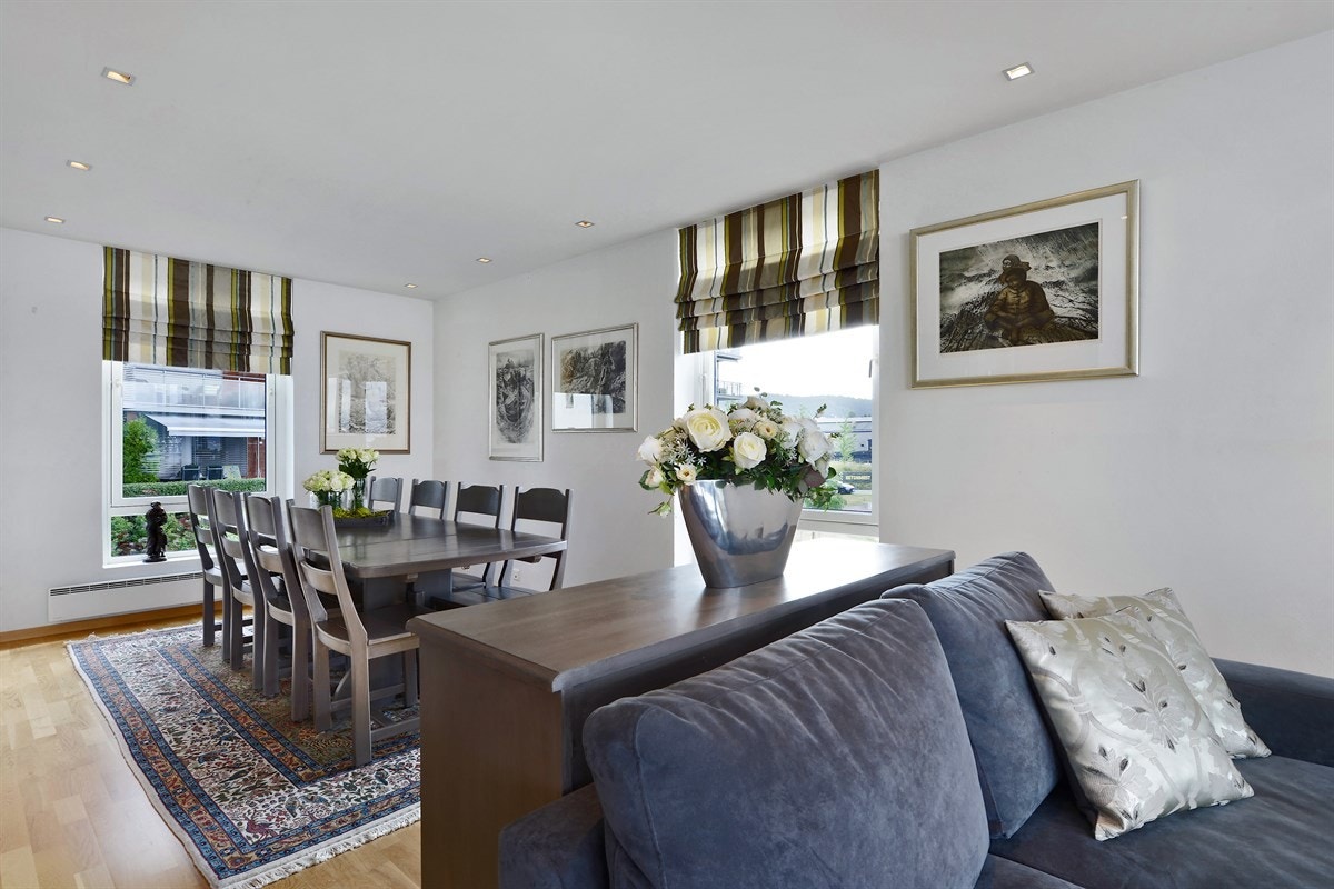 Herlig spisestue. Galleribilde