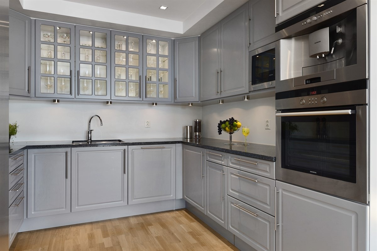 Integrerte hvitevarer som: mikrobølgeovn, komfyr med platetopp, Siemens kaffemaskin og Siemens kjøl/frys med vann/isbiter. Strykebrett i skap. Galleribilde