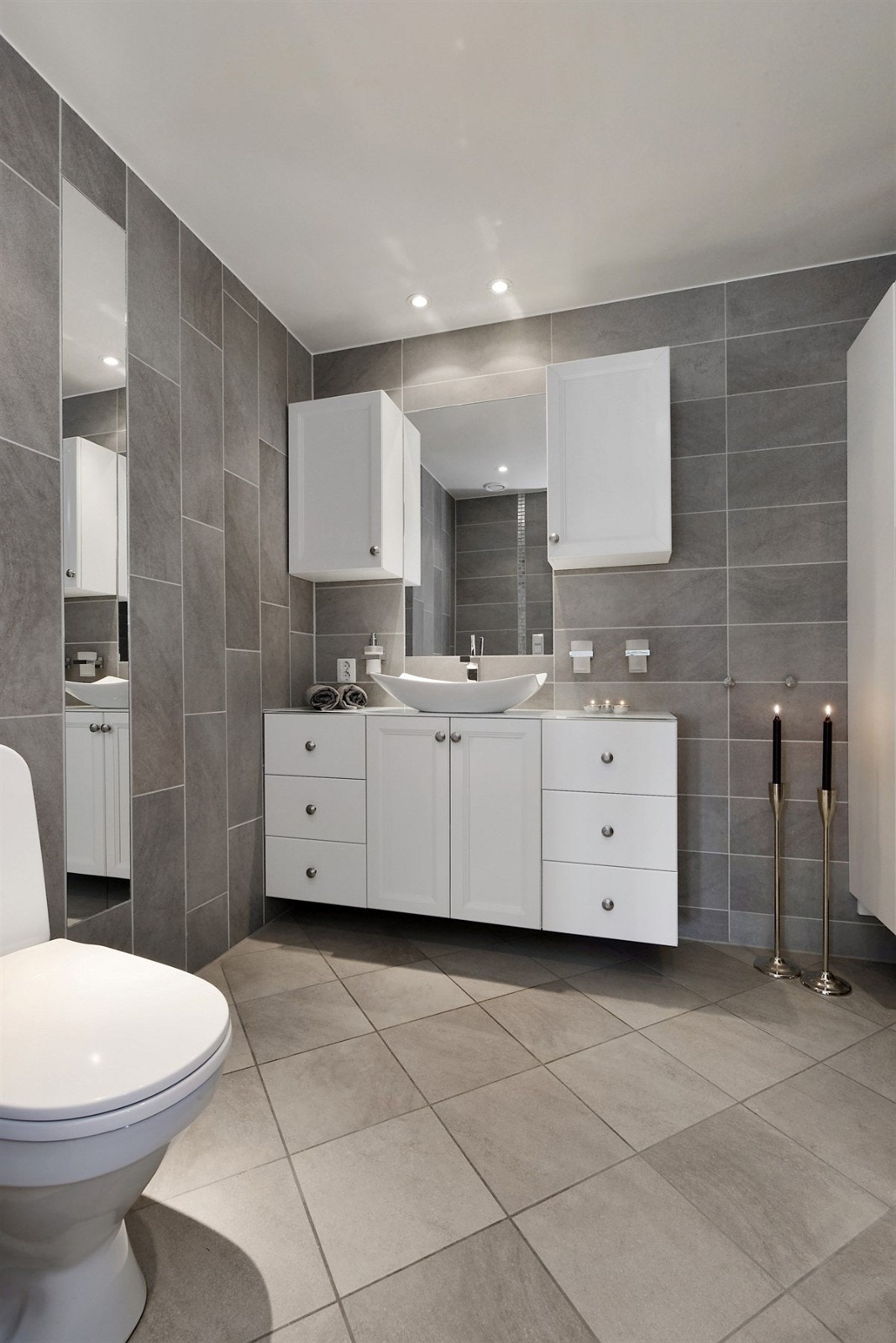 Privat bad som er utstyrt med eksklusive fliser på gulv og vegger. Innfelte downlights med dimmer. Galleribilde