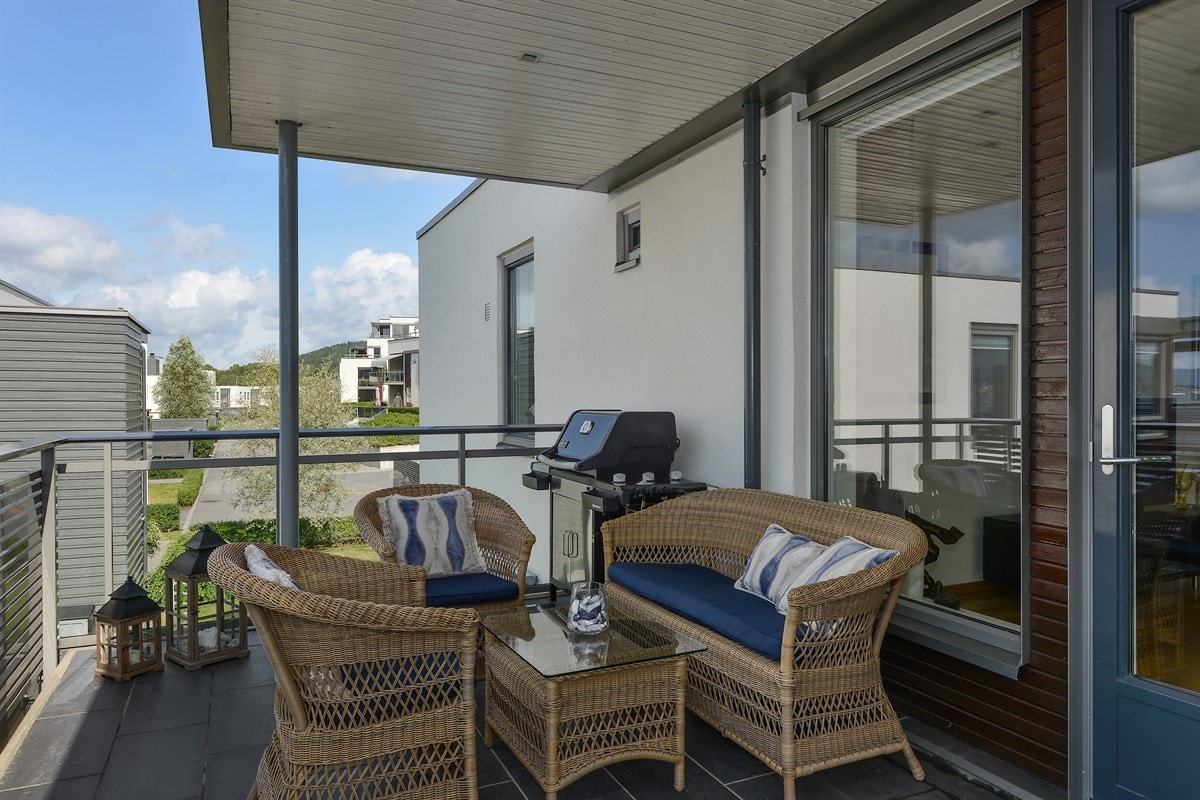 Stor sørvestvendt takterrasse (25kvm) med mye sol og lyd av bølgeskvulp. Galleribilde