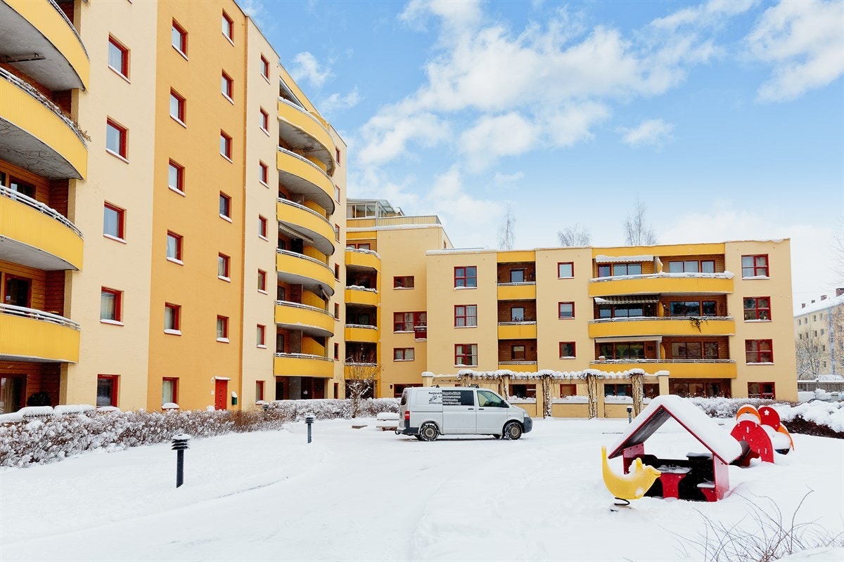 Indre område med lekeplass, grillmuligheter, soling m.m. Galleribilde