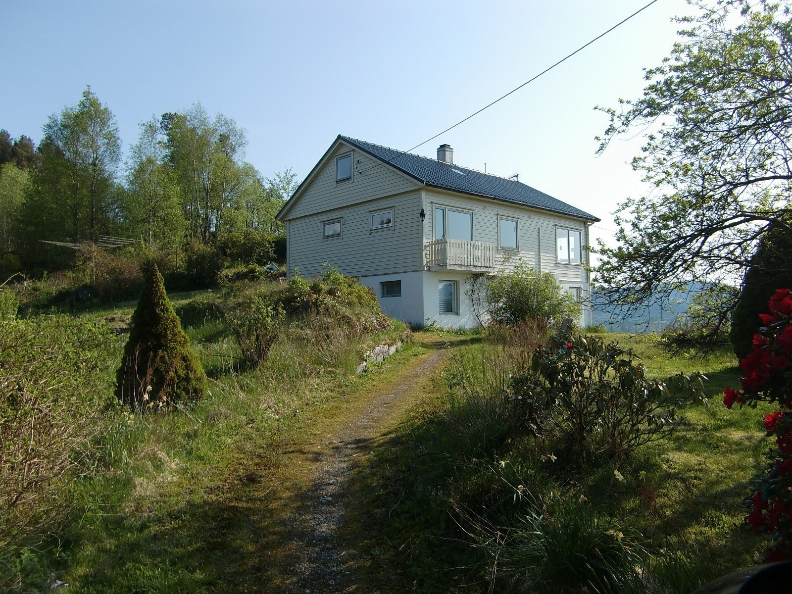 Deler av området rundt boligen. Galleribilde