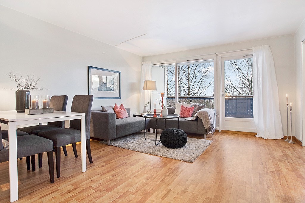 Lys og luftig stue med god romfølgelse. Utgang sydøstvendt balkong med fin utsikt. Galleribilde