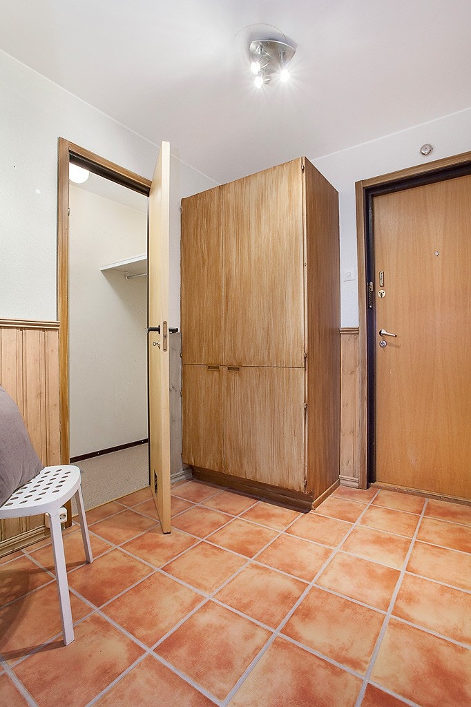 Entré med garderobeskap. Inngang fra entré til bod. Galleribilde