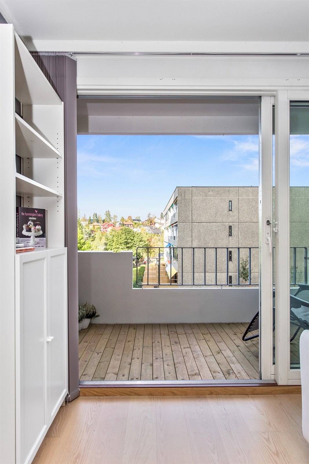 Flott skyvedør ut til tremmelagt veranda Galleribilde