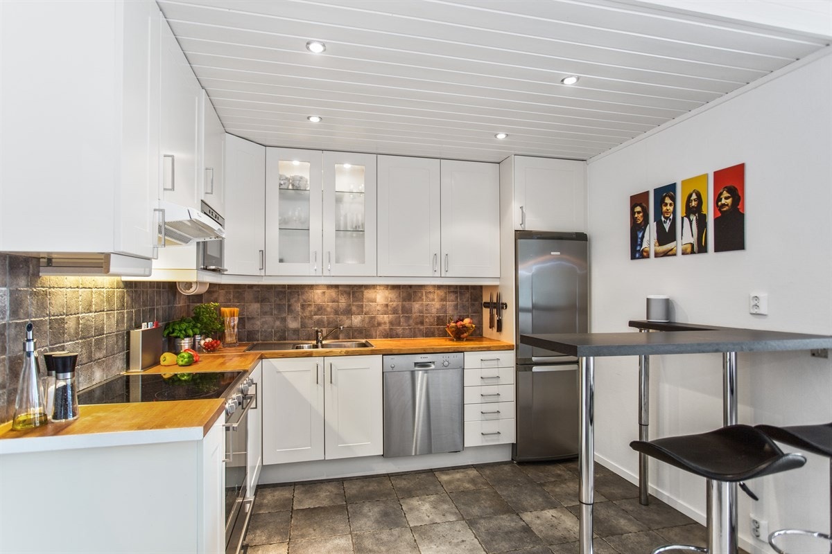 Moderne og meget godt utnyttet kjøkken med god skap- og benkeplass Galleribilde