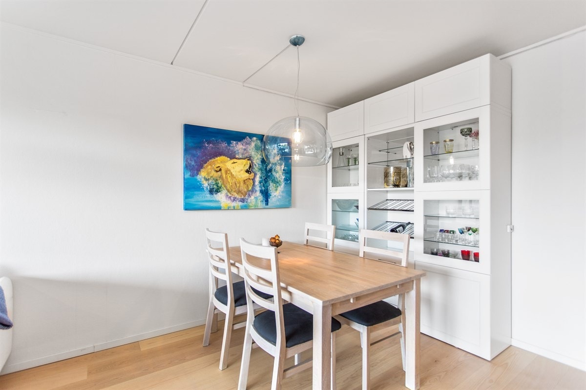 Spiseplass med plass til langbord i tilknytning til kjøkkenet Galleribilde