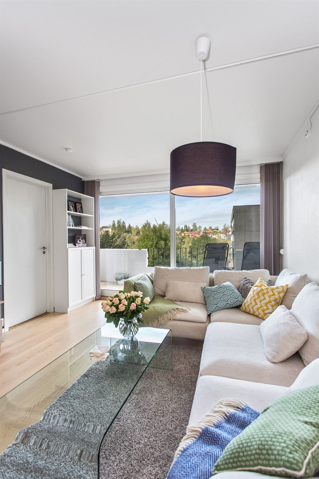 Nyere ènstavs eikeparkett på gulv Galleribilde