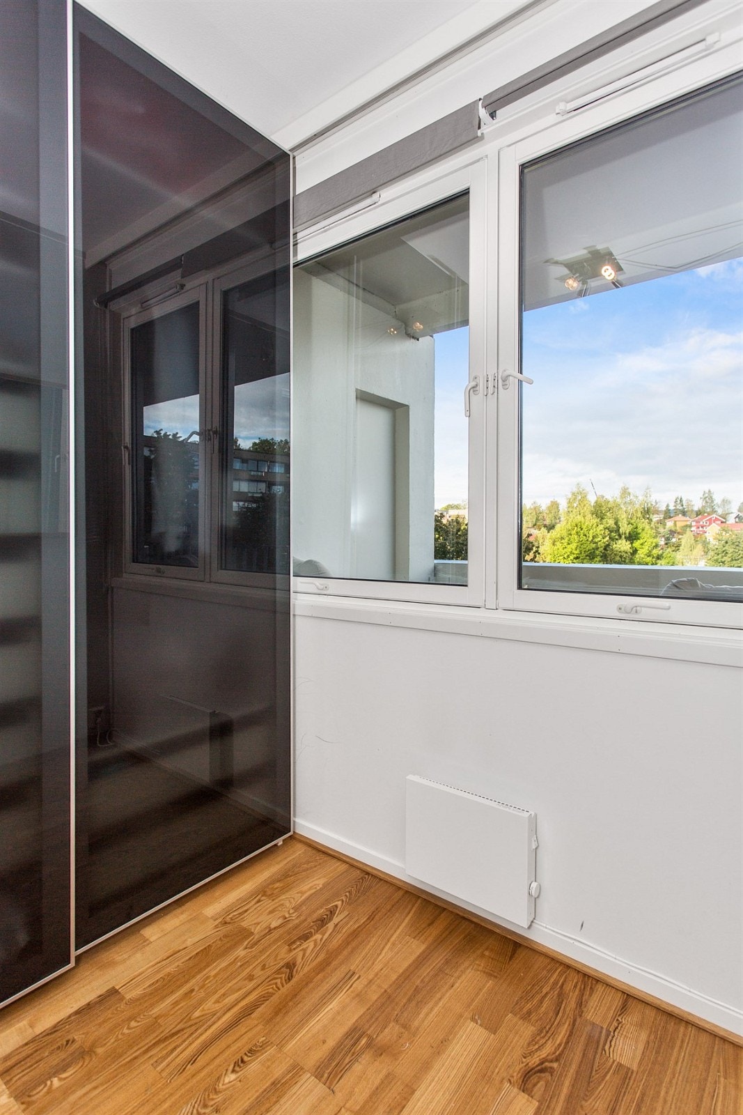 Soverommet har flott skyvedørsgarderobe og ekstra vegghengt skapplass Galleribilde