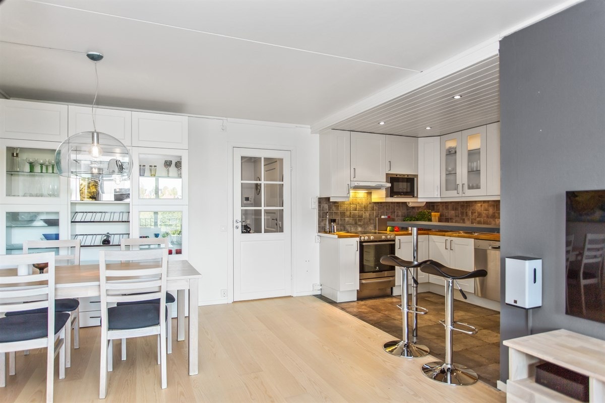 Stue med åpen kjøkkenløsning gir en god romfølelse Galleribilde