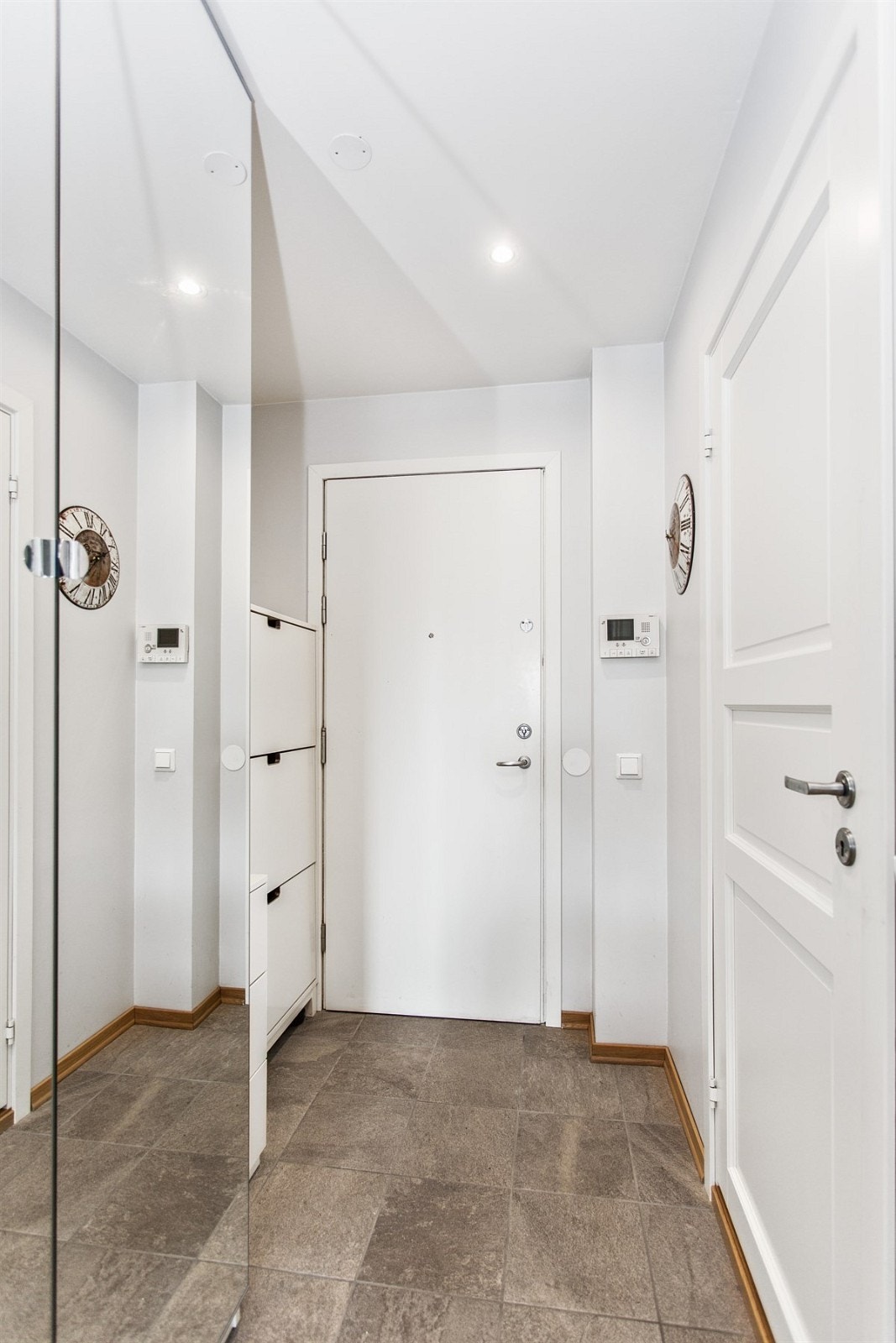 Flislagt entré med garderobeskap Galleribilde