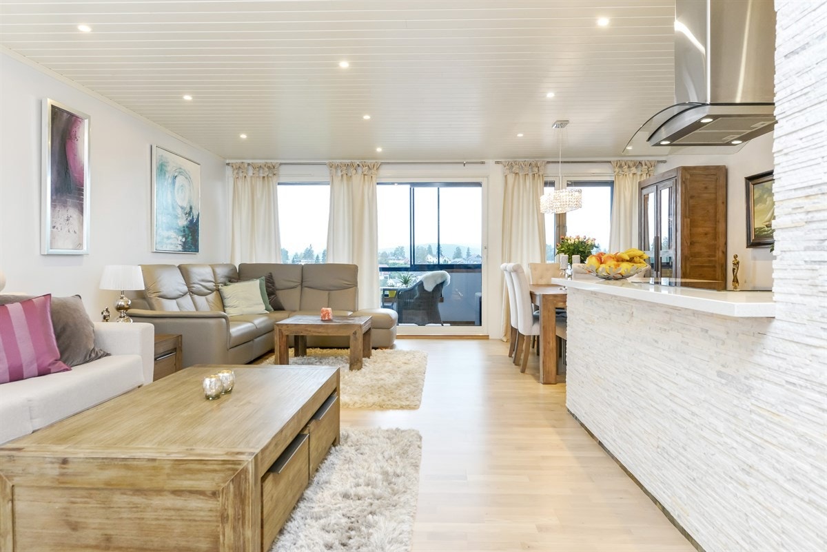 Lys og flott oppholdssone med plass til både to sofasalonger og spisestue. Utgang solrik terrasse. Utsikt! Galleribilde