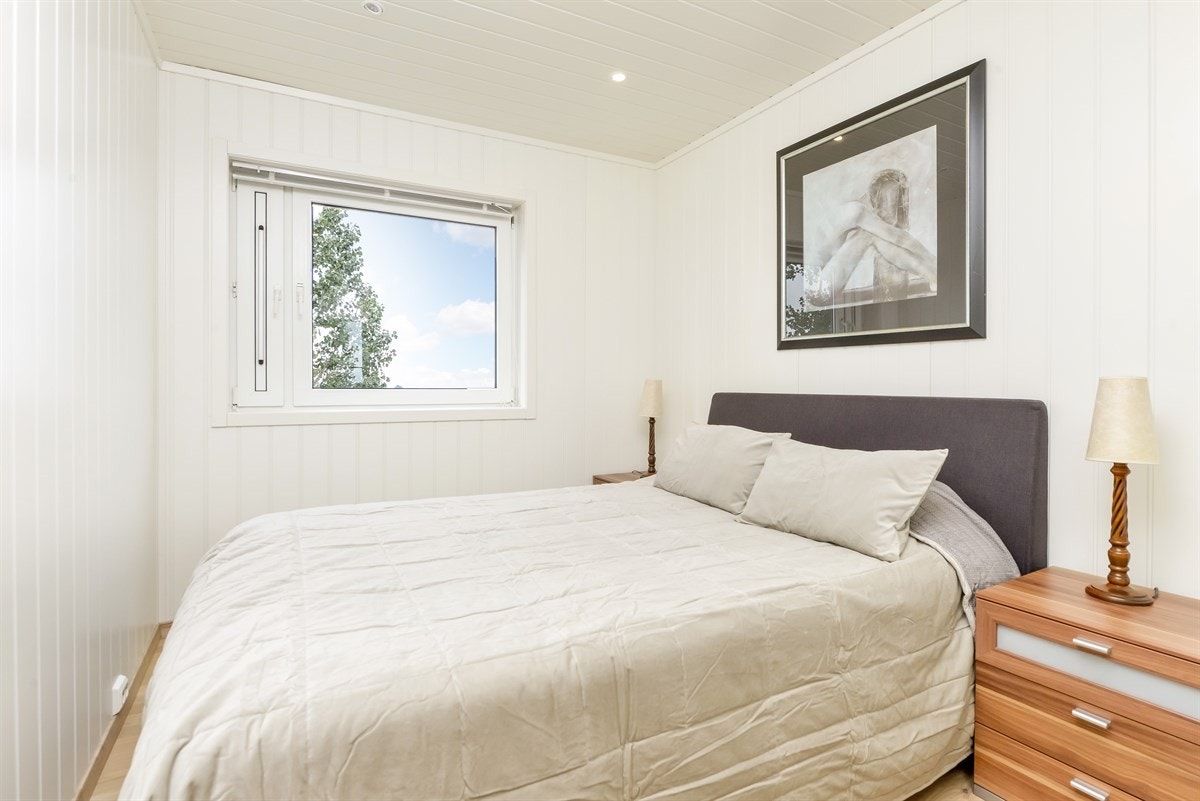 Soverom I. Downlights i himling. Flott parkett. Skyvedørsgarderobe. Galleribilde