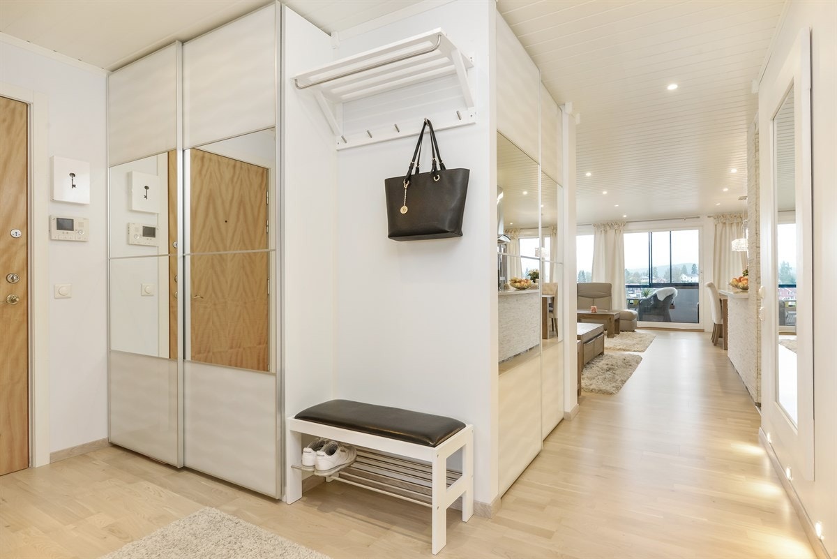 Entré. Skyvedørsgarderobe også her. Downlights i himling. Galleribilde