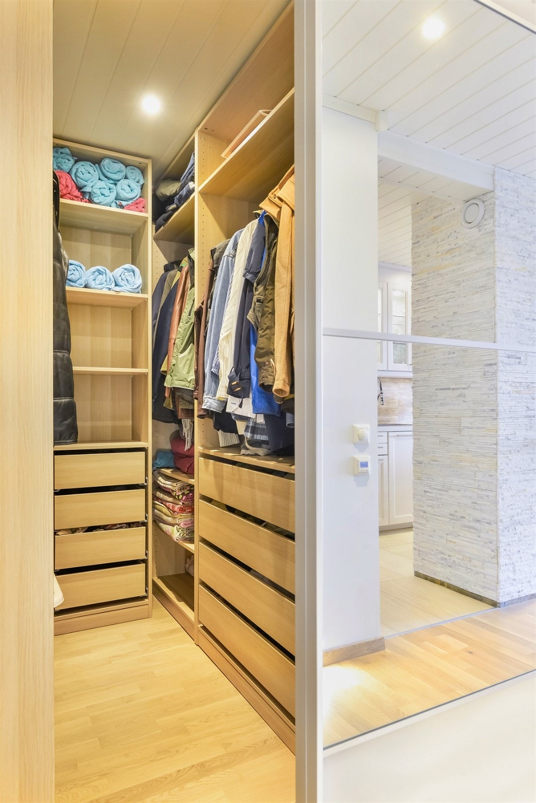 Praktisk med bod/garderoberom i gangen. Innredning medfølger. Galleribilde