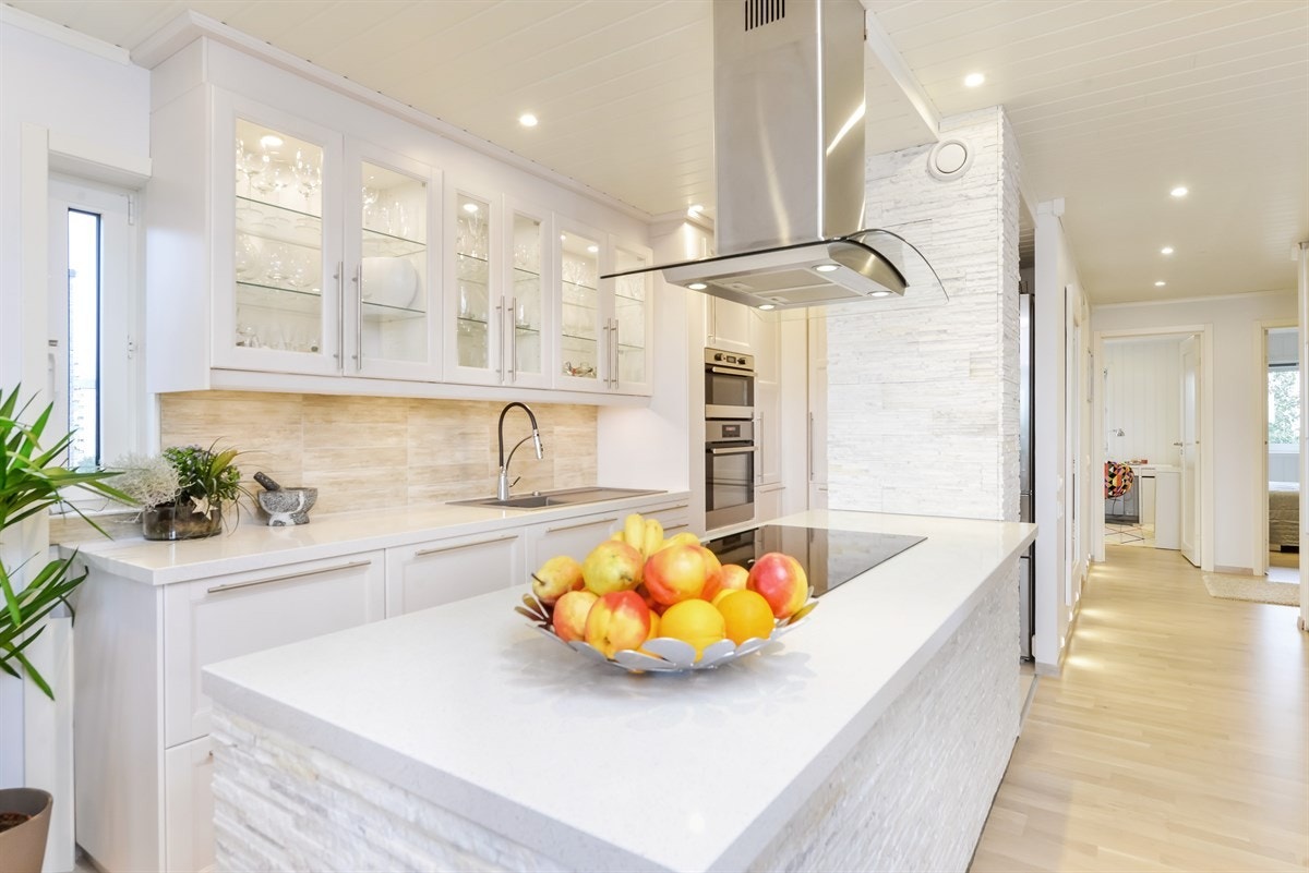 Nyere og lekkert kjøkken med hvitevarer. Granitt benkeplate. Galleribilde