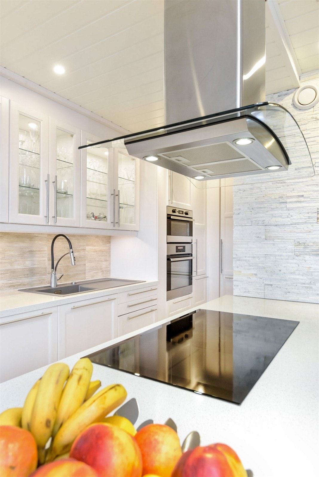 Nyere og lekkert kjøkken med moderne ventilator. Bred platetopp. Granitt benkeplate. Galleribilde