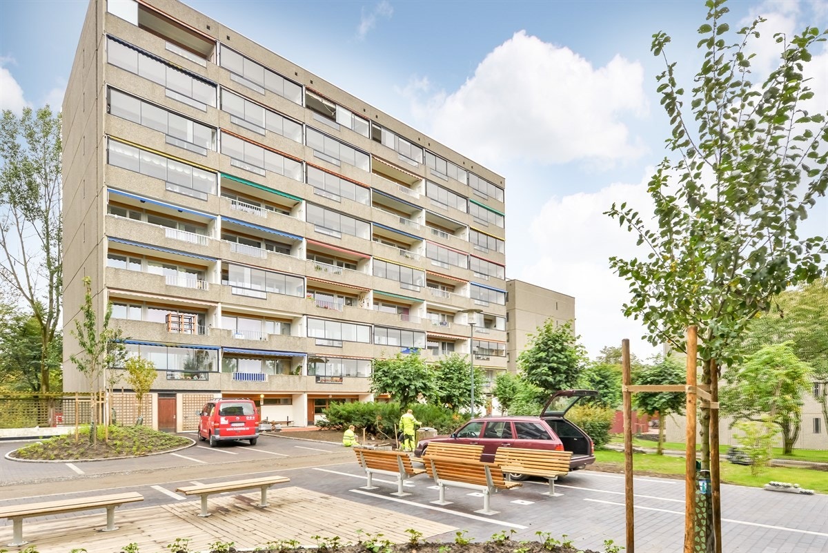 Fasade vest. Leiligheten ligger i 8. etasje. Underliggende garasjeanlegg med heis til leilighetsplan. Galleribilde