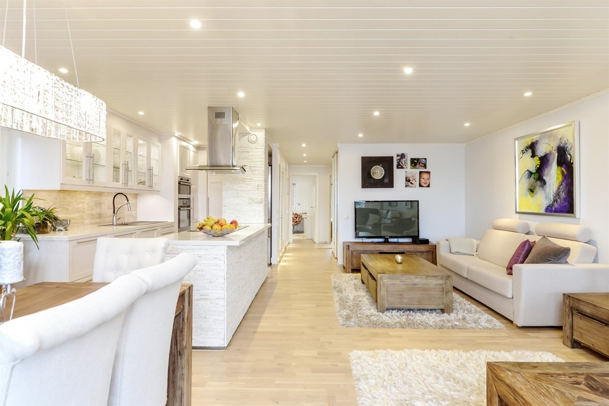 Herlig oppholdssone med plass til både to sofasalonger og spisestue. Flott parkett. Downlights. Galleribilde