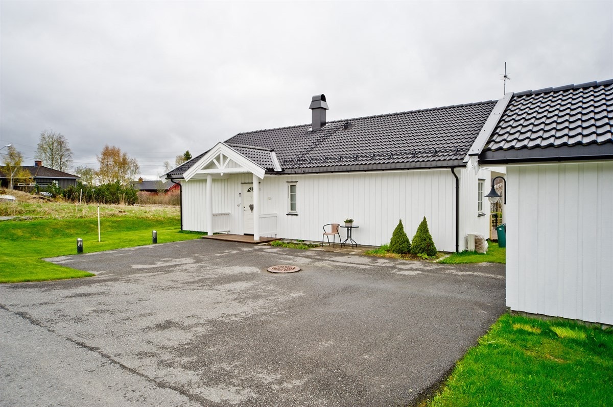 Romslig gårdsplass Galleribilde