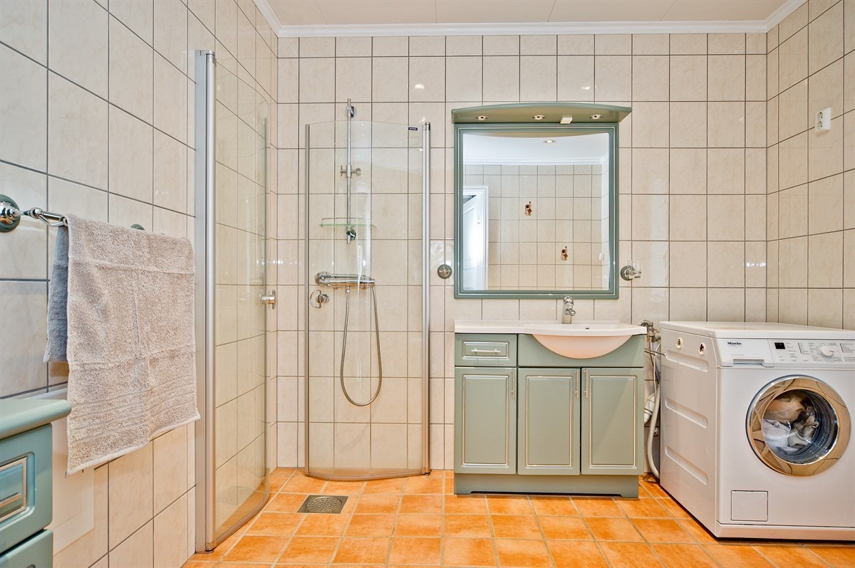 Flislagt bad med opplegg for vaskemaskin. Galleribilde