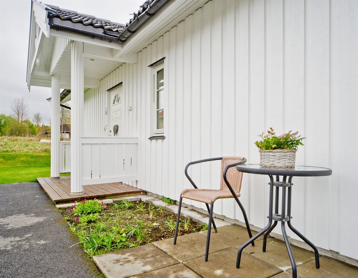 Hyggelig uteplass på oversiden av huset. Galleribilde
